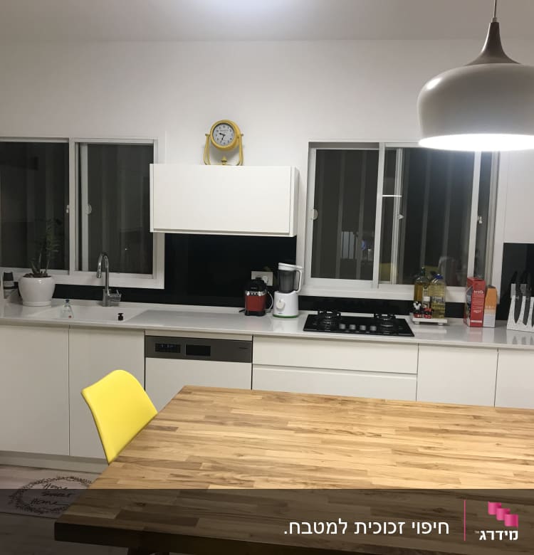 כוס זכוכית קטנה על השיש במטבח מודרני